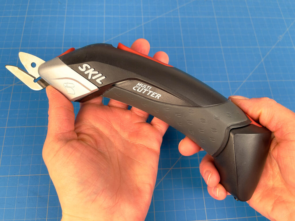 Schneiderwerkzeug: elektrische Stoffschere