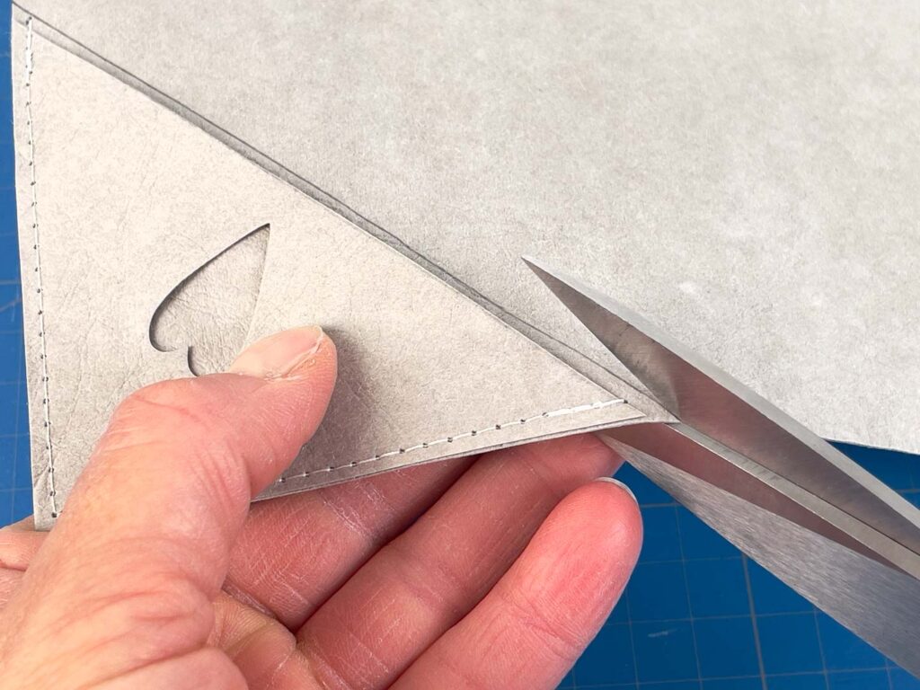 Unterseite der Buchecke abschneiden