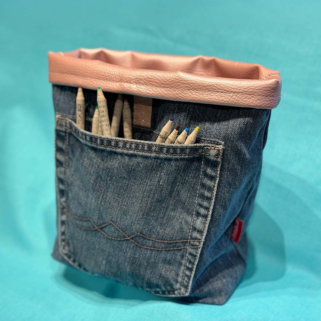 Ein im Kindernähkurs selbst genähtes Utensilo aus Jeans mit Stiften in der Tasche