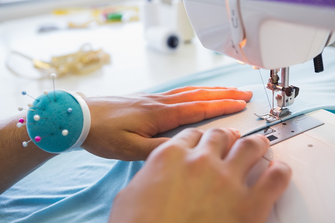 Nähschüler an der Nähmaschine