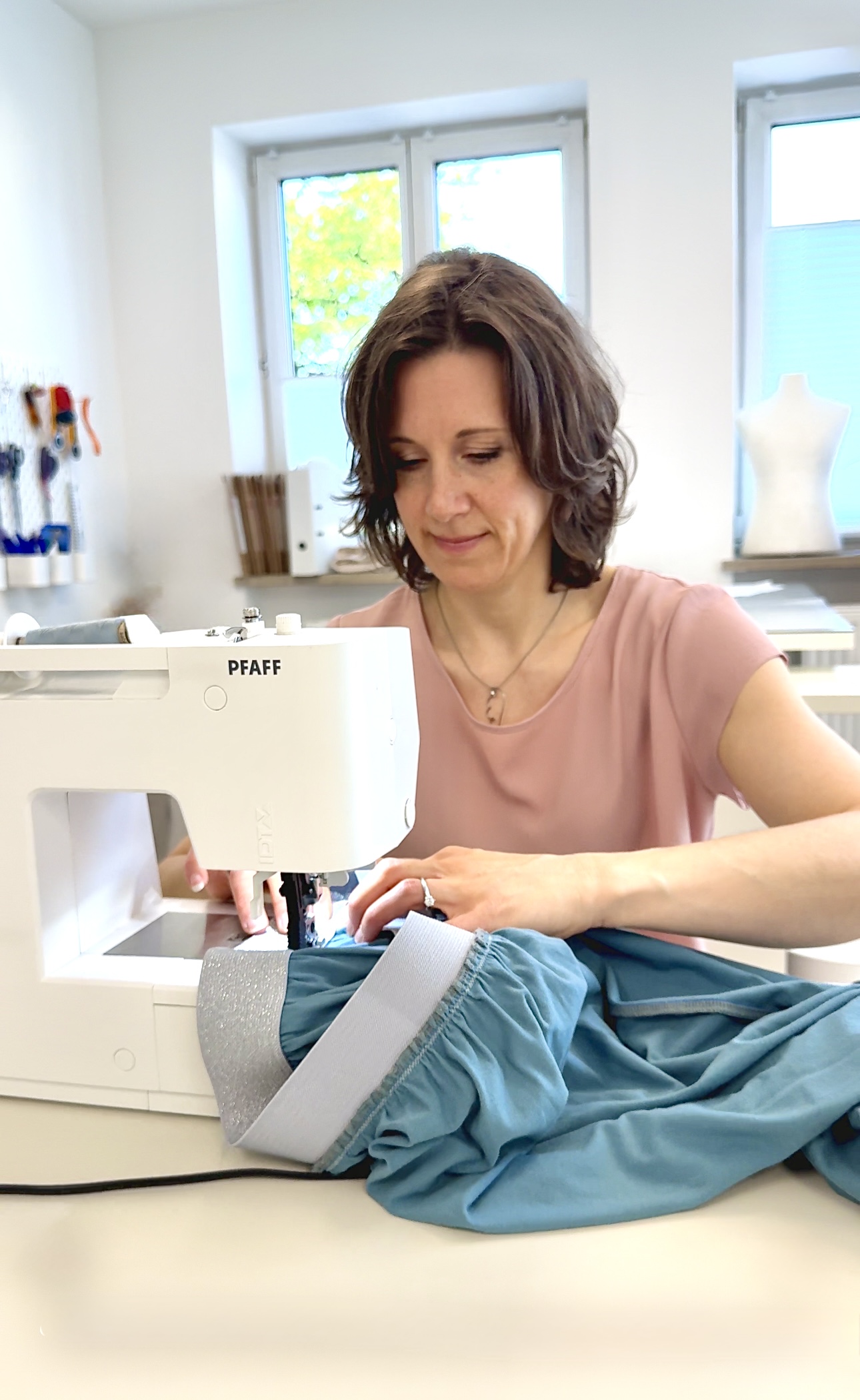 Nähmaschine Schneidermeisterin Birgit Kube an der Nähmaschine in Ebersberg