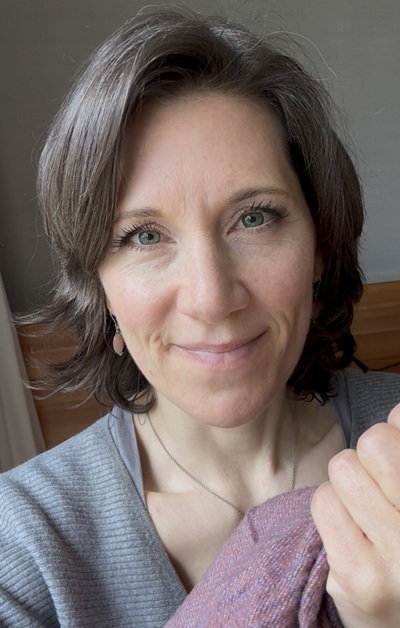 Birgit Kube und Schneiderbüste in ihrer Schneiderei in Ebersberg