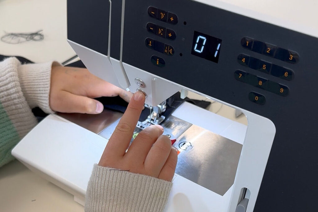 Elektronische digitale Nähmaschine