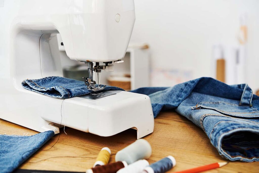 Nähmaschine mit Jeans