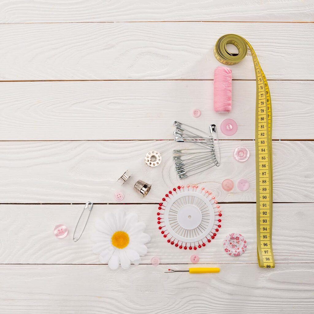 Nähutensilien auf einem Tisch