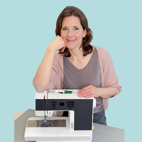 Birgit mit Nähmaschine